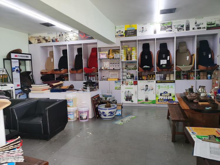 新平戛洒雄伟汽车服务中心的小店