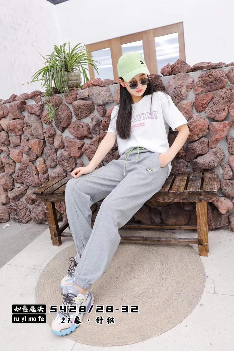 兰溪市朱伦英童装店的小店