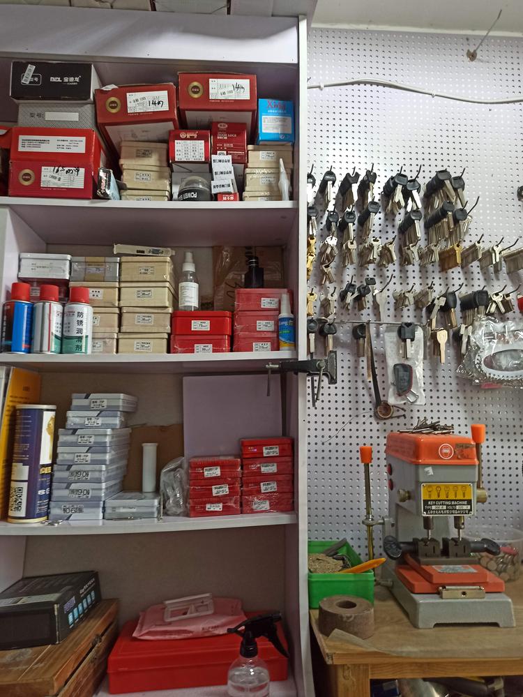 峰峰矿区新市区卓越开锁门市的小店