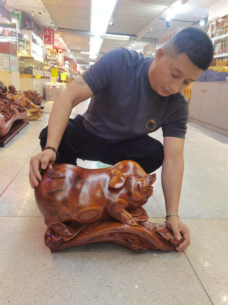 东阳中国木雕城苏家木雕工艺品商行的小店