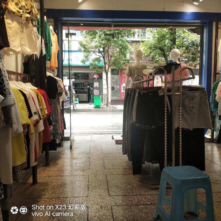 金沙县千惠媚服装店的小店