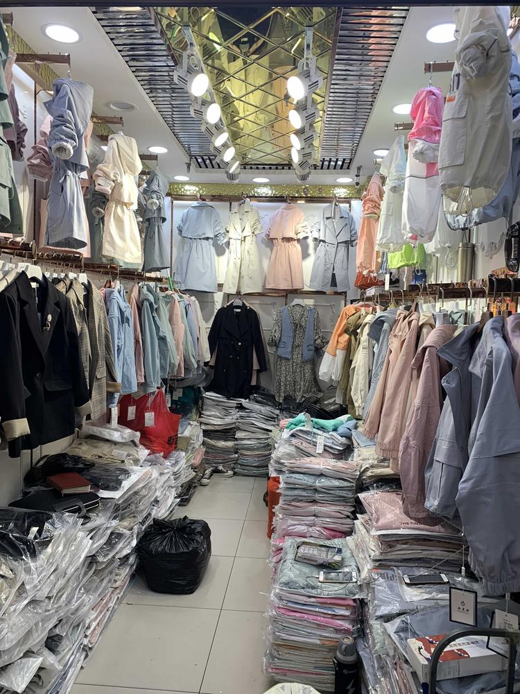 长客隆批发市场一期玲子服饰行的小店