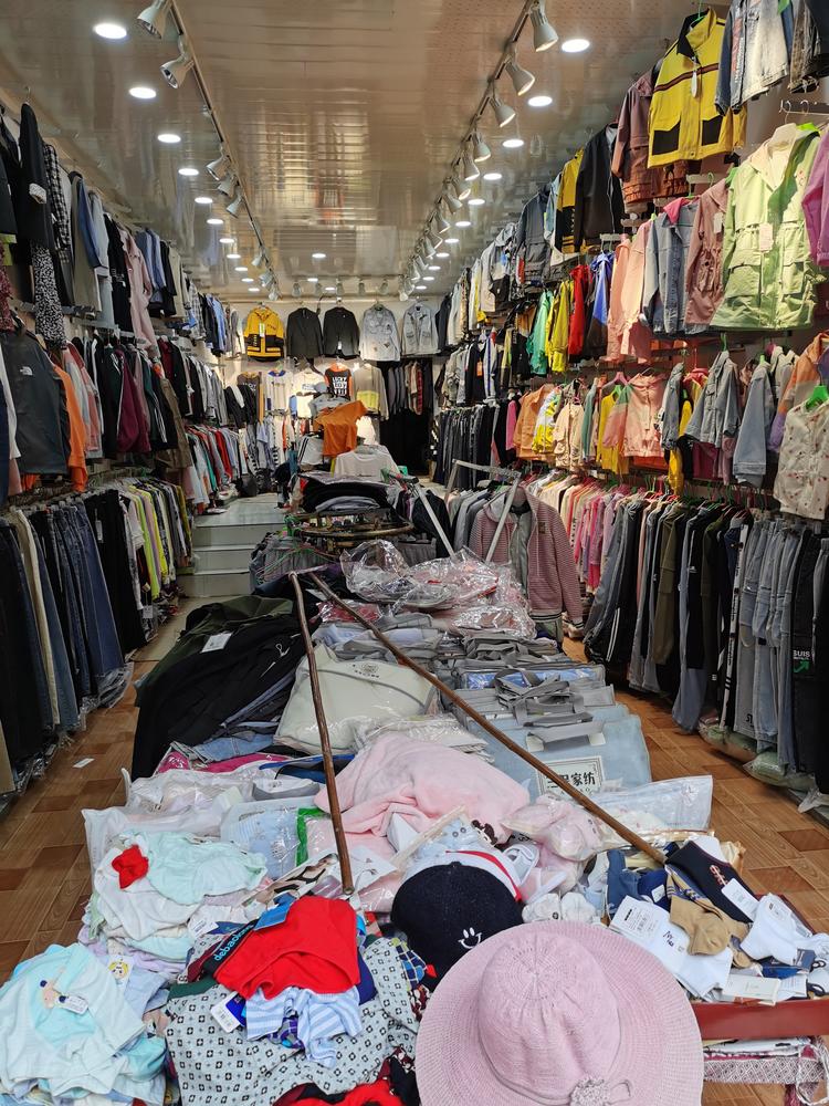 威信碧云服装店的小店