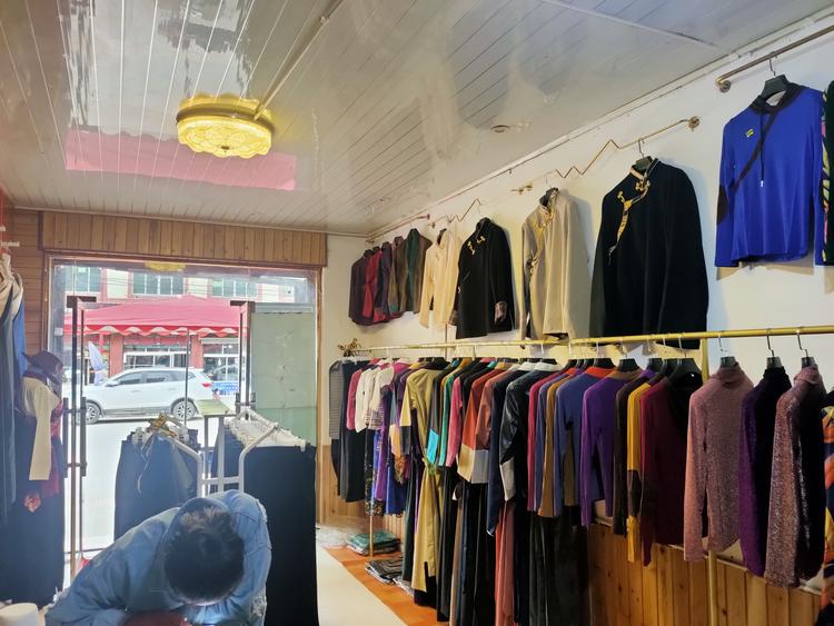 阿坝县故事服装店的小店