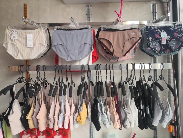 夏县瑶峰镇波波红豆内衣店的小店