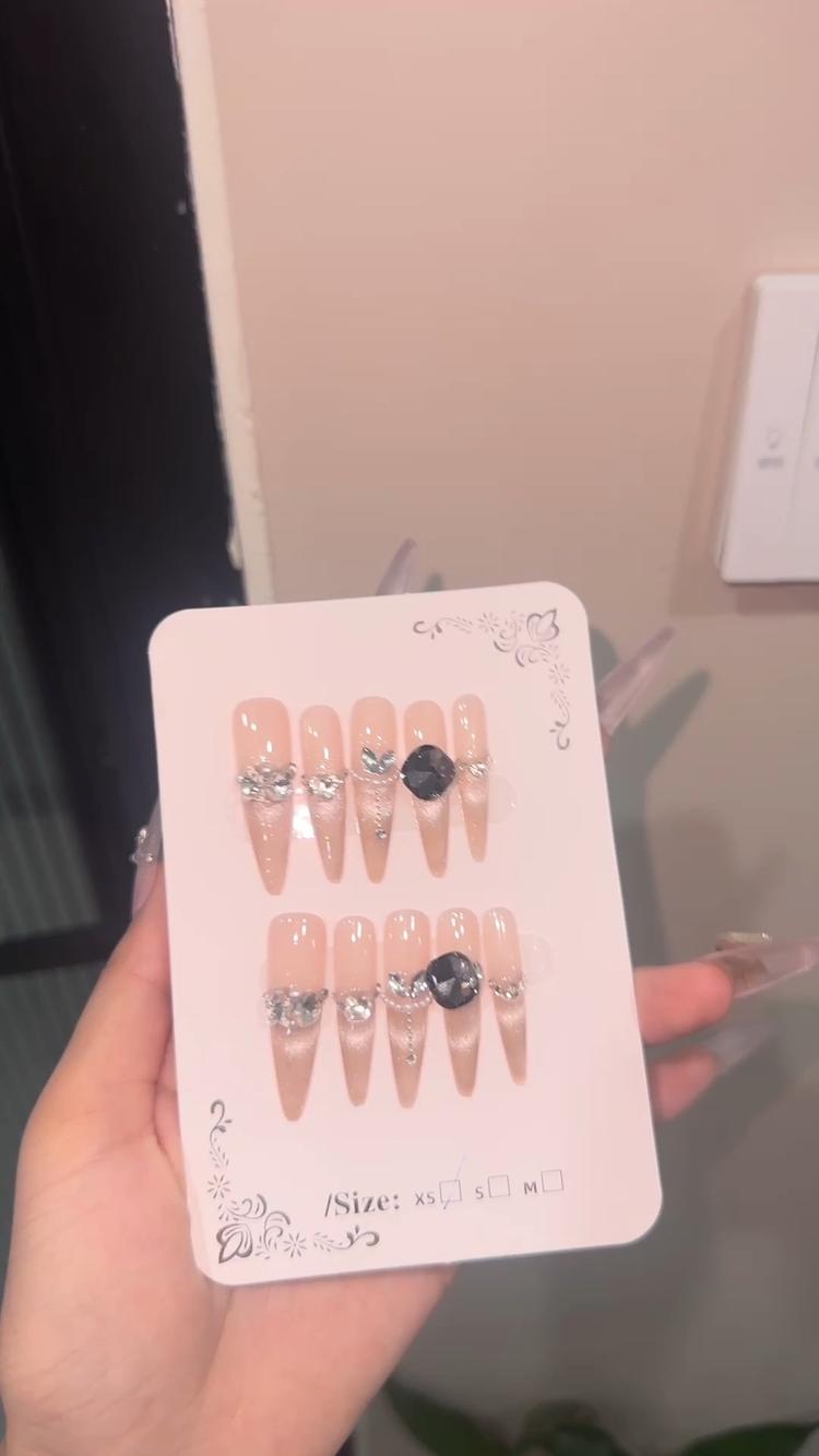 五月的穿戴甲小店