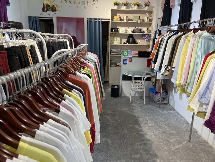 信丰县袁萍服装店的小店
