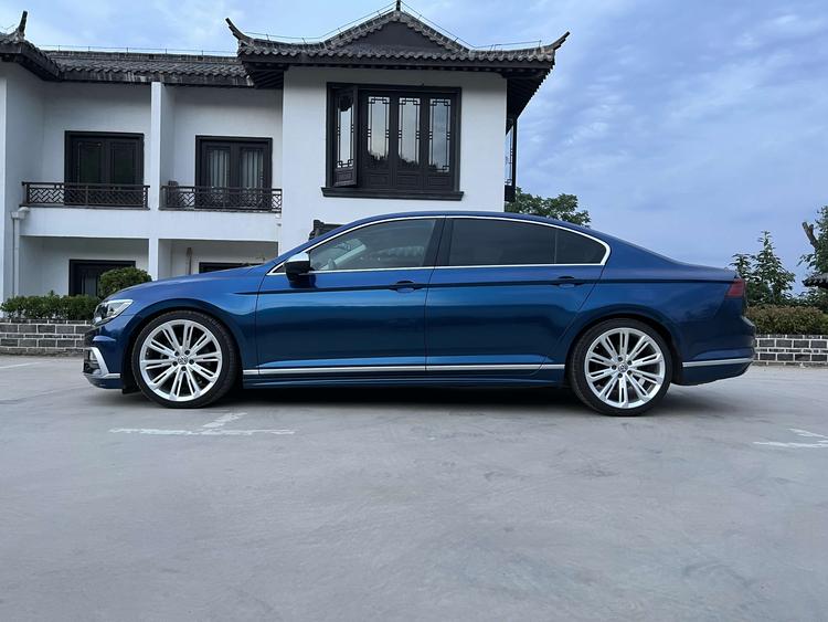 开迈腾的小姐姐